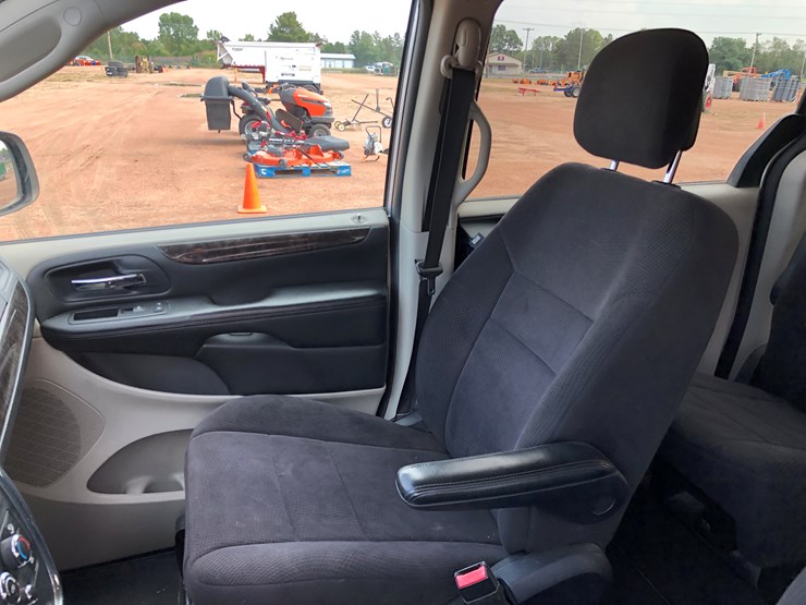 2011-dodge-grand-caravan-image-16