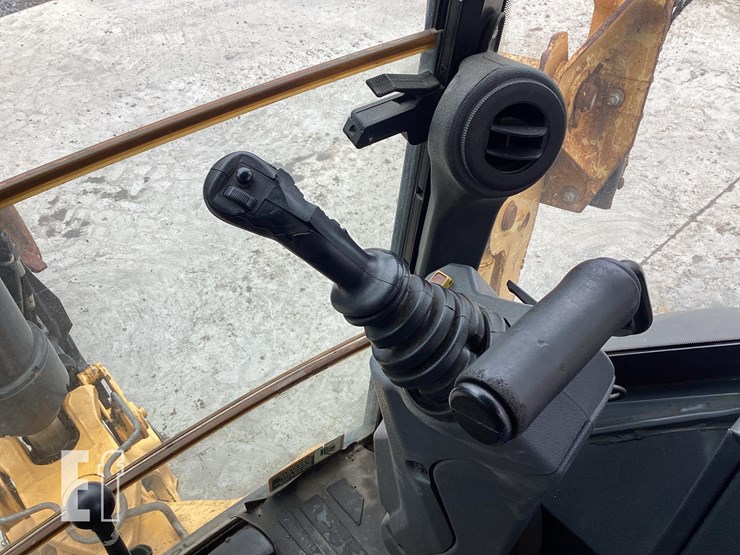 2019-deere-410l-image-16