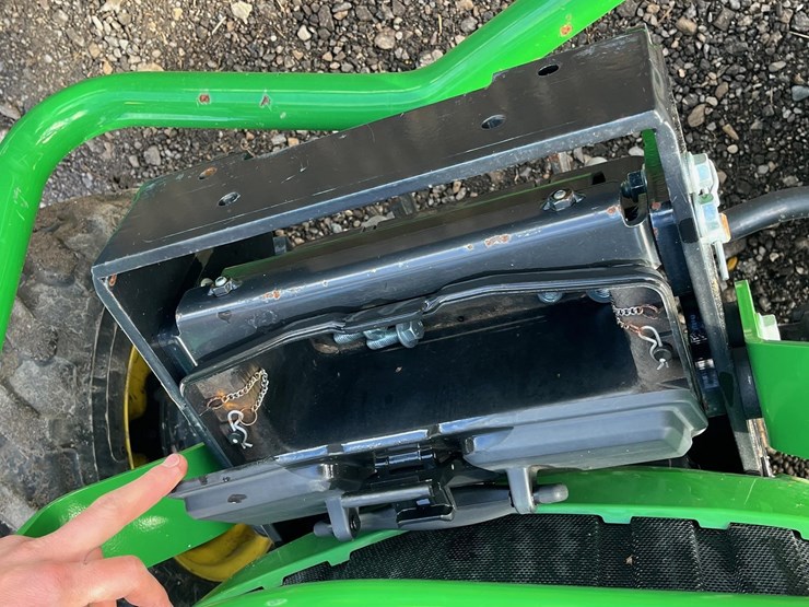 2018-john-deere-2025r-image-40