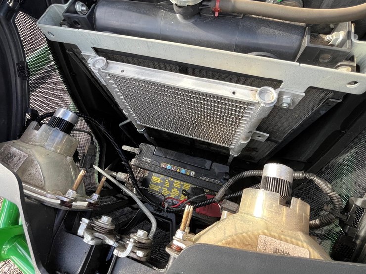 2018-john-deere-2025r-image-25