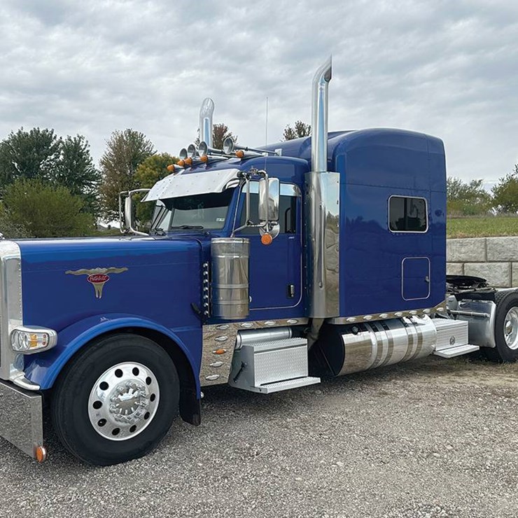 2022 PETERBILT 389