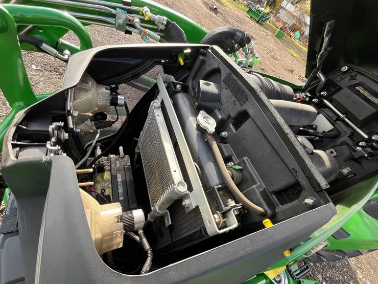 2018-john-deere-2025r-image-26