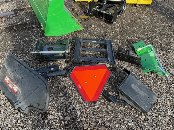 2018-john-deere-2025r-image-34