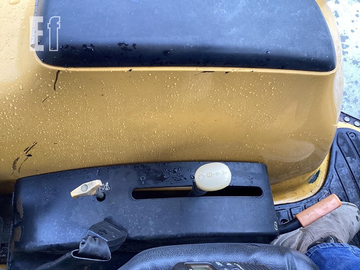 2011-deere-110-image-18