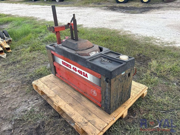 coats-40-40sa-heavy-duty-air-powered-tire-wheel-changer-image-4