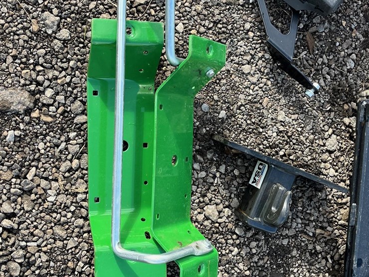 2018-john-deere-2025r-image-33