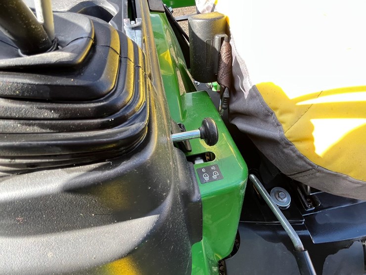 2018-john-deere-2025r-image-17