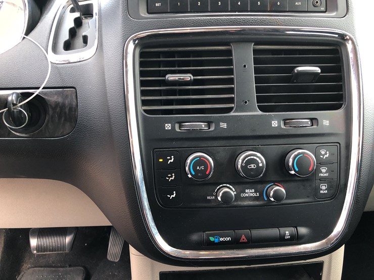 2011-dodge-grand-caravan-image-15